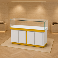 Vitrine d'exposition de style chinois en panneaux stratifiés blancs avec bordure dorée, éclairage LED et îlot en verre pour boutique de détail et exposition de parfums