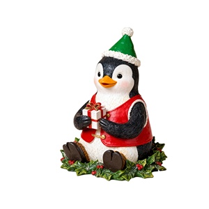 Figura Decorativa Personalizada de Pingüino con Chaleco Rojo, Gorro de Santa Verde, Base de Bayas de Acebo y Caja de Regalo para Decoración del Hogar - Product Image 1