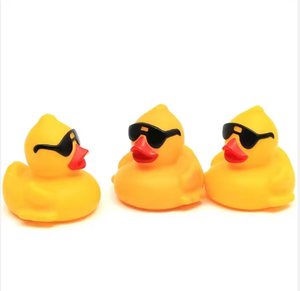 Fábrica 4 pulgadas logotipo personalizado al por mayor promocional PVC Sunny <span class=keywords><strong>gafas</strong></span> <span class=keywords><strong>de</strong></span> <span class=keywords><strong>sol</strong></span> pato suave flotador bebé baño goma patos juguete chico regalo - Product Image 5