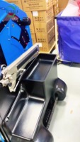 Machine de cerclage automatique de palettes avec alimentation précise par sangle, sans besoin de se pencher, pour la logistique alimentaire
