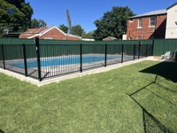 Valla de piscina plana de 2 rieles de aluminio personalizada con puerta única de cierre automático