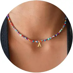 Farbige Perlen-Initial-Halsketten für Damen, handgefertigte bohème 2 MM-Perlen Halsband Halskette stahl personalisierte Geschenke für Damen Mädchen