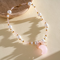 Collier en perles imitation perle rose et cristal rose avec pendentif croissant de lune rose, bijoux fantaisie OEM/ODM en gros pour femmes, colliers dorés