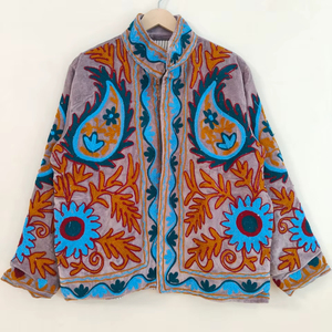 Veste en velours Suzani exclusive brodée à la main, manteau de style indien fait à la main, robe de mariée bohème, veste de festival, cadeau de Noël - Product Image 1