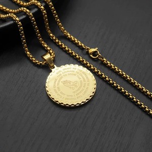 Collar con colgante de cruz de acero inoxidable con medalla de la Oración del <span class=keywords><strong>Padre</strong></span> <span class=keywords><strong>Nuestro</strong></span> y la Oración de la Serenidad, con diseño de manos en oración y moneda - Product Image 5