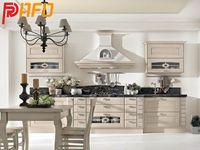 Idée de design de cuisine moderne avec des meubles intelligents, y compris des armoires et des placards, des comptoirs stratifiés, des ensembles de menuiseries de cuisine