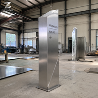 Colonne de signalisation sculptée autoportante en acier inoxydable, finition brossée, pour hôtels, centres commerciaux, aéroports et halls d'entreprises modernes