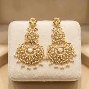 Boucles d'oreilles pendantes en laiton plaqué rhodium, imitation perle ovale sertie clos, bijoux tendance pour femme, mariage et soirée - Product Image 1