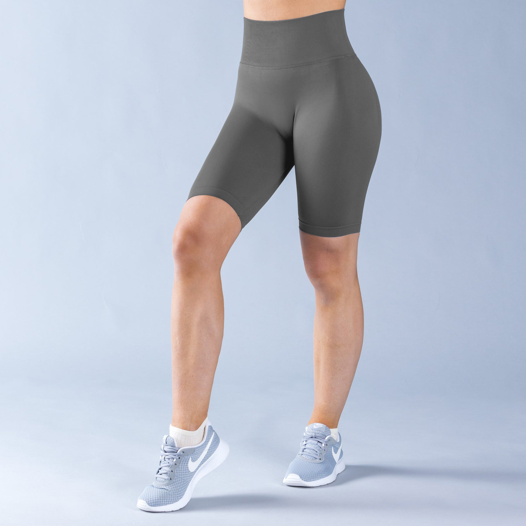 Pantalón corto de talle alto gris oscuro