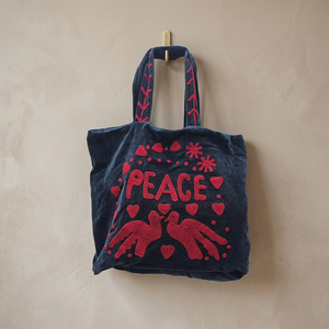 Sac fourre-tout en velours noir fait main sur mesure avec broderie chic d'appliques florales, colombes, cœurs et inscription PEACE rouge – Vente en gros - Product Image 6