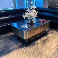 Table de bureau moderne rectangulaire arrondie avec bande décorative en métal doré épais pour club de cinéma privé, KTV, salle VIP, bar