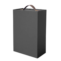 Boîte cadeau pliable personnalisée pour bouteille de vin avec fermeture magnétique et poignée, insert en carton, papier texturé et dorure à chaud