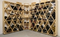 Meuble bar de luxe sur mesure style cave, avec casier à vin et support pour bouteilles, pour présentation murale de vins en restaurant