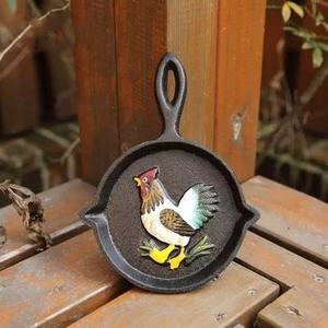 Poêle en fonte vintage avec motif de coq en relief, mini poêle en fonte à suspendre au mur - Product Image 2