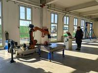 Robot de soudage à l'arc KUKA KR 25 R1840-3 HW sur rail linéaire avec système de contrôle de soudage KUKA FSWeld