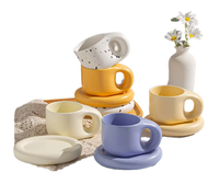 Mug en céramique violet clair à poignée bombée, corps léger et forme irrégulière, idéal pour les petits appartements et les cafés