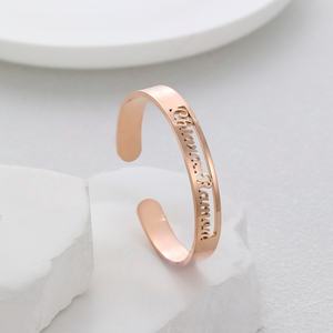 Pulsera de Acero Inoxidable con Dije de Corazón, Brazalete Personalizado con Nombre en Forma de C de 10 mm, Joyería con Letras de Estrás Chapada en Oro de 18K para Mujer - Product Image 1