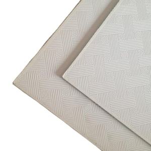 Plaques <span class=keywords><strong>de</strong></span> plâtre suspendues en gypse <span class=keywords><strong>de</strong></span> conception moderne, dalles <span class=keywords><strong>de</strong></span> plafond en <span class=keywords><strong>PVC</strong></span>, panneaux isolants <span class=keywords><strong>d</strong></span>écoratifs stratifiés pour projets - Product Image 3