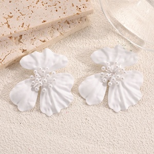 Pendientes de metal con diseño de flor de Jingciren Boutique, estilo europeo y estadounidense, transfronterizos, a la moda, con personalidad, sencillos y elegantes. - Product Image 3