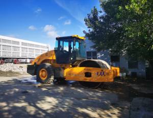 Rouleau vibratoire monocylindre de 22 tonnes, certifié CE XS223J, moteur diesel Weichai, pompe moteur 140 kW, roulement excellent pour la route - Product Image 3