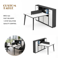 Bureau de travail contemporain pour deux utilisateurs avec surface en bois, étagère de rangement, panneau d'intimité et cloison de bureau pour espace de travail d'équipe