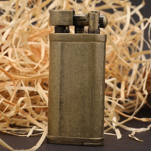 Briquet à huile métallique coupe-vent avec flamme nue, accessoire de fumeur, cadeau d'affaires pour garçons, avec design incliné pour pipe, portable - Product Image 4