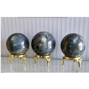 Sphère de labradorite au design unique, boule de cristal avec un fort éclat, pierre énergétique de guérison pour la méditation et la décoration intérieure, en vente - Product Image 4