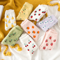 En stock hiver mignon chaussettes floues corail polaire fruits équipage chaussettes intérieur sol dormir filles chaussettes chaudes pour les femmes