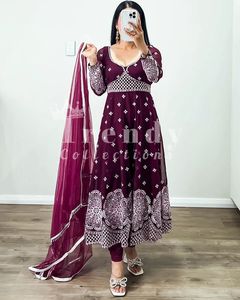Georgette Anarkali พร้อมงานปัก Jari ทํางานปักด้ายละเอียดบนคางที่ดูอุดมไปด้วยความสง่างามที่สมบูรณ์แบบ - Product Image 1