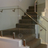 Rampe de sécurité extérieure moderne haut de gamme pour usage résidentiel, en aluminium durable, avec finition résistante à la rouille, pour balcon.