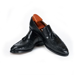 Zapatos de estilo italiano hechos a mano, mocasines con borlas para hombre, zapatos de vestir de oficina con textura exótica genuina de piel de vaca CEO - Product Image 4