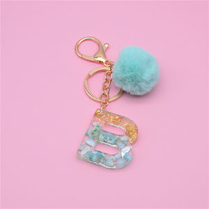 Colgante para llaves con letras y 26 iniciales, pompón esponjoso verde, bolso para chicas, abalorios para llavero con alfabeto de resina con degradado brillante - Product Image 4