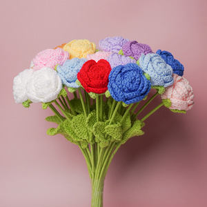 Rosas de ganchillo hechas a mano, regalo artesanal de hilo para el Día de San Valentín para ella - Product Image 3
