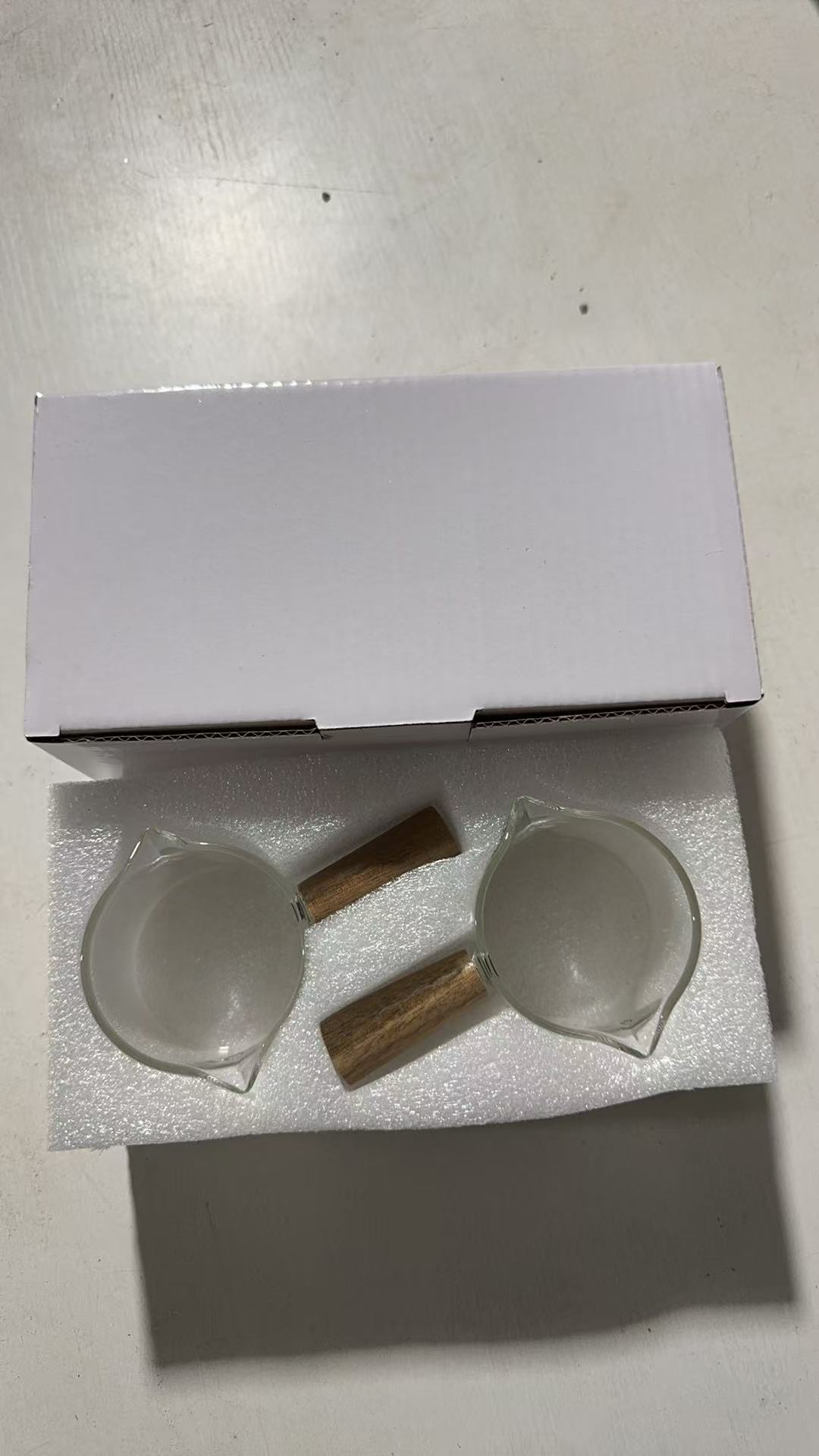 Juego de dos piezas: caja blanca perlada con doble boca y mango de madera blanca.