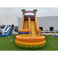 Toboggan aquatique gonflable géant en forme de palmier tropical avec piscine pour enfants et adultes, idéal pour les fêtes estivales en extérieur et les jeux aquatiques.