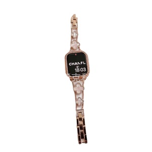 Bracelet de montre en métal Clover pour Apple Watch 8/SE/7/6/5/4/3/2/1, alliage de zinc respirant, finition dorée, tailles 45 mm 49 mm, bracelet blanc rose - Product Image 1