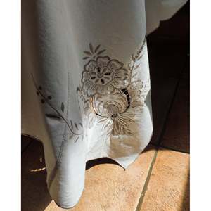 Nappe en lin de style européen avec broderie grise et 12 serviettes, sans plis et de marque hôtelière pour les salons et les salles à manger - Product Image 4
