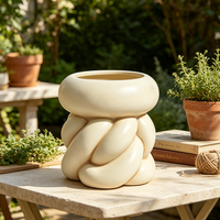 Pot de fleurs moderne abstrait en résine nouée, sculpture en corde torsadée crème, pot à fleurs esthétique en forme de corde tressée, vase décoratif pour plantes d'intérieur