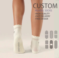 Chaussettes de Pilates antidérapantes pour femmes personnalisées avec un design à bordure en dentelle, poignées personnalisées, adaptées aux exercices de yoga