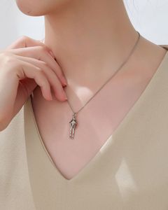 Collier JOYFFO JOYFFO BrassTrendy « Étreinte de Mère » plaqué or, chaîne à maillons – <span class=keywords><strong>Cadeau</strong></span> <span class=keywords><strong>sentimental</strong></span> idéal pour la fête des Mères - Product Image 3