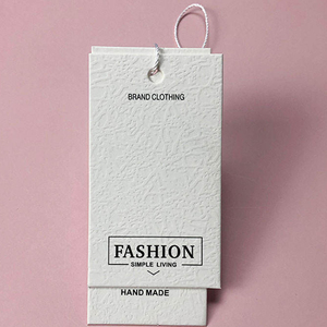 Bán Buôn Quần Áo Thẻ Đu Hangtags Tùy Chỉnh In Ấn Thương Hiệu Sinh Thái Thân Thiện Với Quần Áo In Logo Treo May Giá Giấy Thẻ - Product Image 1