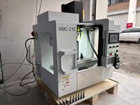 Centre d'usinage vertical CNC 3 axes VMC 215 de haute qualité avec broche motorisée pour usinage moyen et automatique