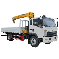 La roue 4x2 Howo de Sinotruk LHD 6 a monté le camion de grue avec la grue d'ascenseur hydraulique 6.3 tonnes