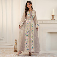 Robe longue musulmane de luxe 2026 Dubaï en mousseline brodée géométrique multicolore, col mandarin, manches évasées, ceinturée, tenue modeste