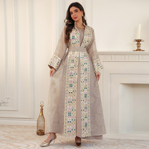 <span class=keywords><strong>Abito</strong></span> <span class=keywords><strong>Lungo</strong></span> Musulmano di Lusso Dubai 2026 in <span class=keywords><strong>Chiffon</strong></span> con Ricamo Geometrico Multicolore, Collo alla Coreana, <span class=keywords><strong>Maniche</strong></span> a Campana e Cintura - Outfit Modesto - Product Image 2