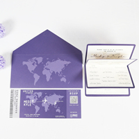 Ensemble d'invitations de mariage personnalisées violettes avec carte du monde, billet d'embarquement et carte RSVP – Kit d'invitation pour mariage à destination