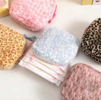 Nouvelles trousses de toilette roses à imprimé léopard pour filles, sacs menstruels portables, petits sacs de rangement en peluche pour serviettes hygiéniques, mini-pochettes