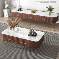 Meuble TV de luxe avec plateau en marbre, 3 tiroirs, pieds en bois coniques blanc crème cannelé et doré, pour salon et hôtel