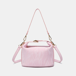 <span class=keywords><strong>Bolso</strong></span> de mano cruzado de piel sintética brillante para mujer, con diseño de almohada, efecto nube, asa superior estructurada, correa con hebilla y cremallera, para uso diario. - Product Image 2