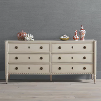 Commode à 6 tiroirs de style campagne française en chêne massif, idéale pour une chambre à coucher luxueuse.